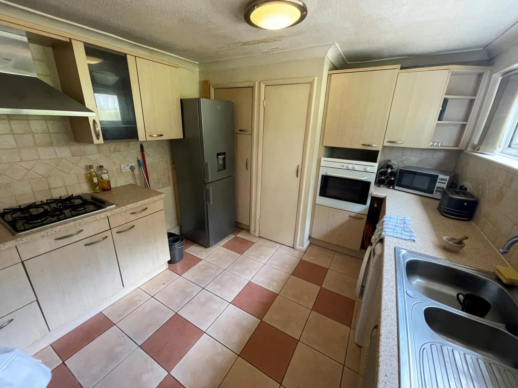 Lot: 84 - TWO-BEDROOM MAISONETTE WITH GARAGE - Kitchen with fitted units